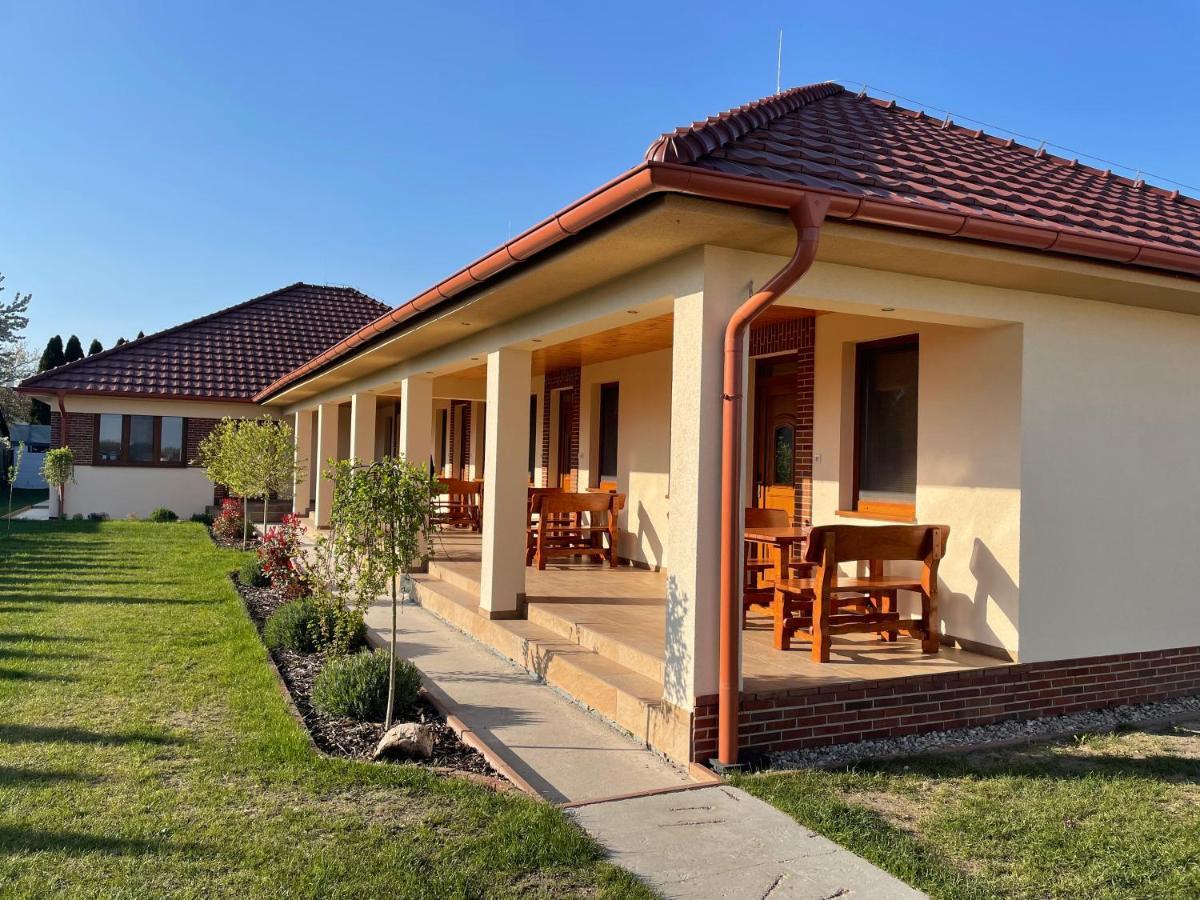 Néró Apartman Veľký Meder Esterno foto